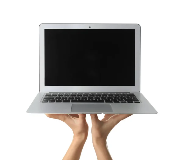 Laptop Beyaz Arka Plan Üzerinde Tutan Genç Kadın — Stok fotoğraf