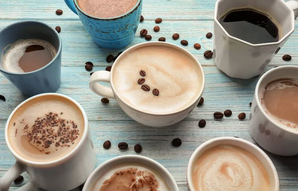 Veel Kopjes Met Smakelijke Aromatische Koffie Houten Tafel — Stockfoto