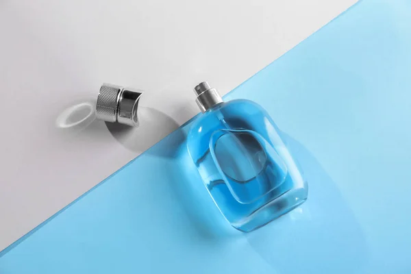 Flasche Parfüm Auf Farbigem Hintergrund — Stockfoto