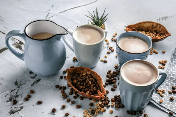 Чашки Вкусного Ароматного Кофе Кувшином Молока Бобами Светлом Столе — стоковое фото