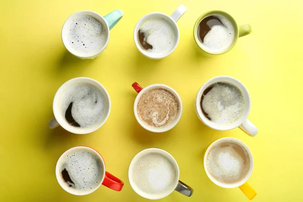 Veel Kopjes Met Smakelijke Aromatische Koffie Kleur Achtergrond Plat Leggen — Stockfoto