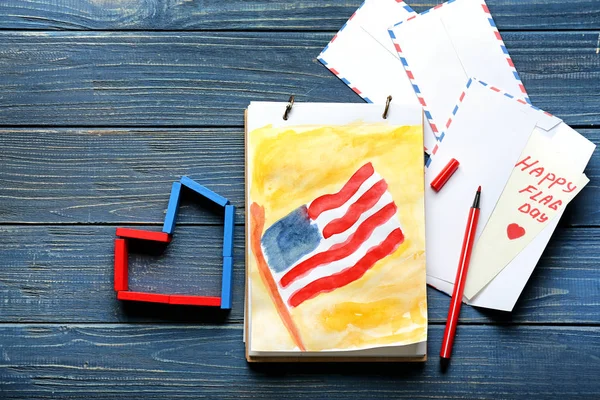 アメリカ国旗のペイントとシートし 色の木製テーブルの上を包み込む — ストック写真