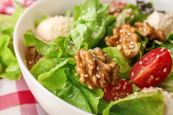 Ensalada Fresca Deliciosa Con Nueces Tazón Primer Plano — Foto de Stock