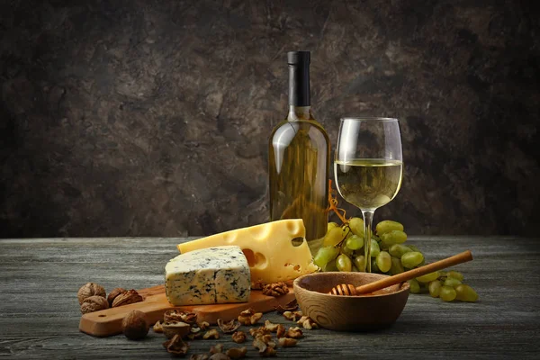 Verre Bouteille Vin Blanc Avec Collations Raisins Mûrs Sur Table — Photo