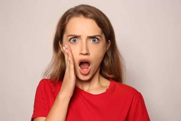 Retrato Una Joven Conmocionada Sobre Fondo Claro — Foto de Stock