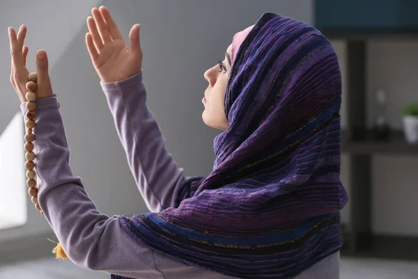 Young Muslim Woman Praying Home — Stock Photo, Image