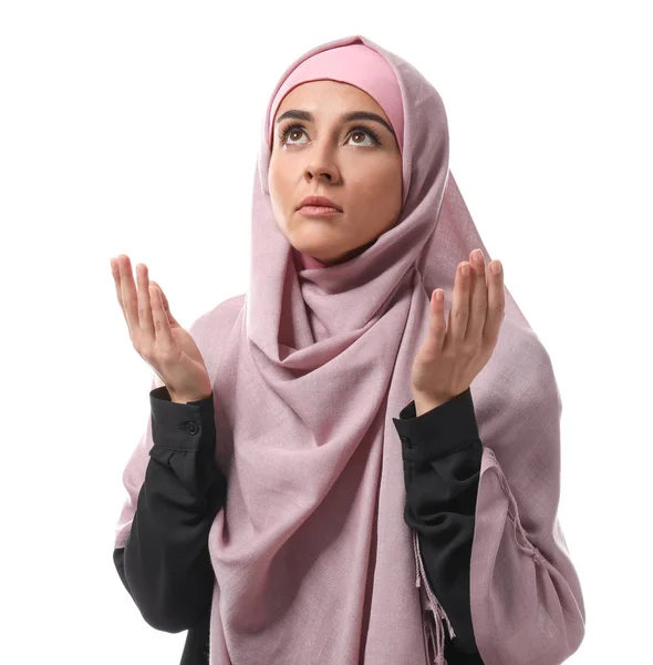 年轻穆斯林妇女在白色背景下祈祷 — 图库照片