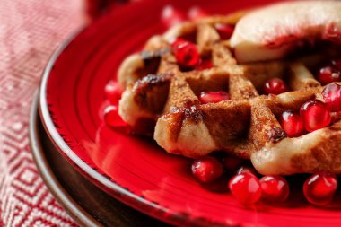 Nar tohum ve meyve plaka, closeup lezzetli waffle