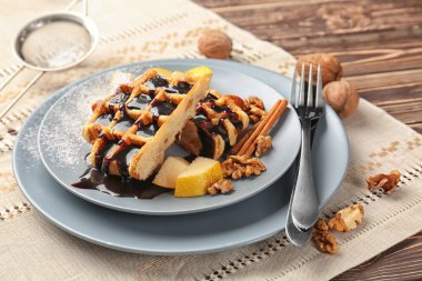 Çikolata, meyve ve plaka üzerinde ceviz ile lezzetli waffle