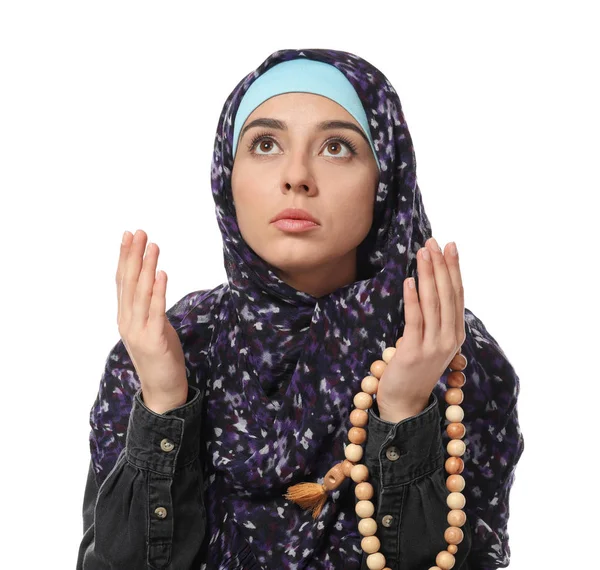 Junge Muslimische Frau Betet Auf Weißem Hintergrund — Stockfoto