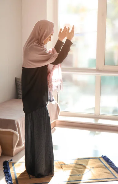 이슬람 집에서 기도하다 — 스톡 사진