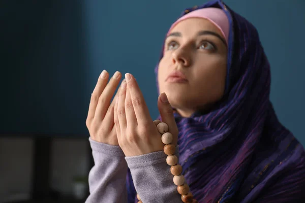 이슬람 집에서 기도하다 — 스톡 사진