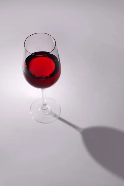 Glas Mit Süßem Schmackhaftem Wein Auf Weißem Hintergrund — Stockfoto