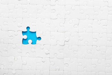 Eksik parça ile beyaz jigsaw puzzle