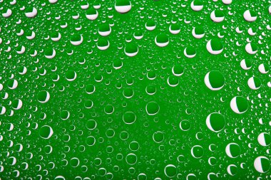 Renk arka plan üzerinde su damlaları