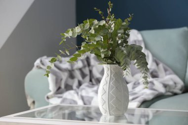 Cam masa dallarda yeşil okaliptüs vazo