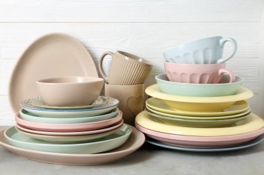 Temiz dishware gri masaya ayarla