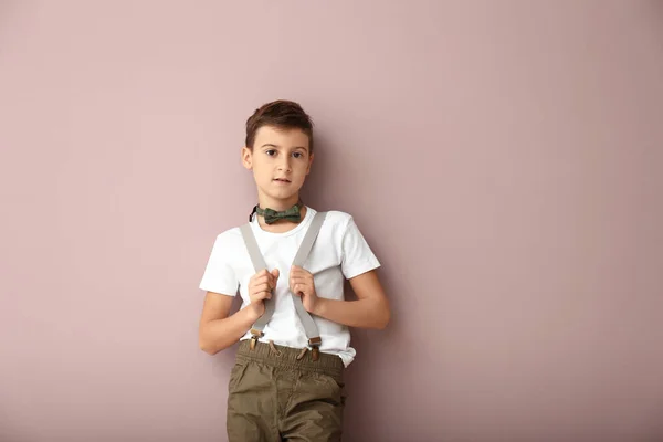 Söt Pojke Moderiktiga Kläder Färgbakgrund — Stockfoto