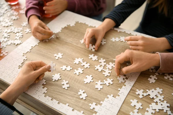 Gruppo Persone Assemblaggio Puzzle Tavolo Legno — Foto Stock