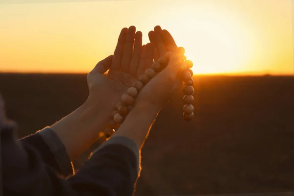 日出时在户外用珠子祈祷的年轻穆斯林妇女 — 图库照片