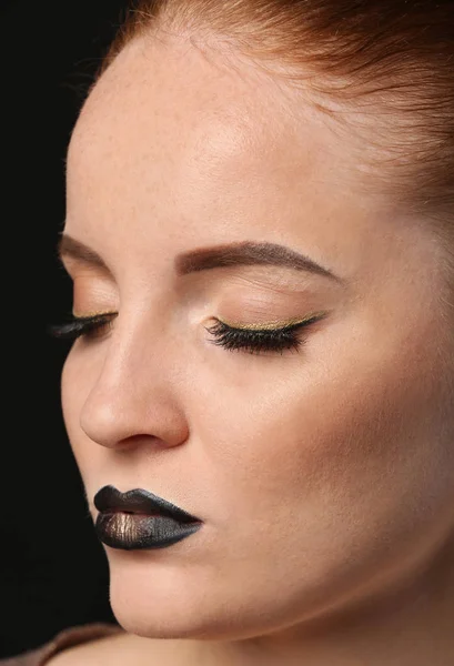 Mujer Joven Con Extravagante Maquillaje Tonos Negros Dorados Sobre Fondo — Foto de Stock