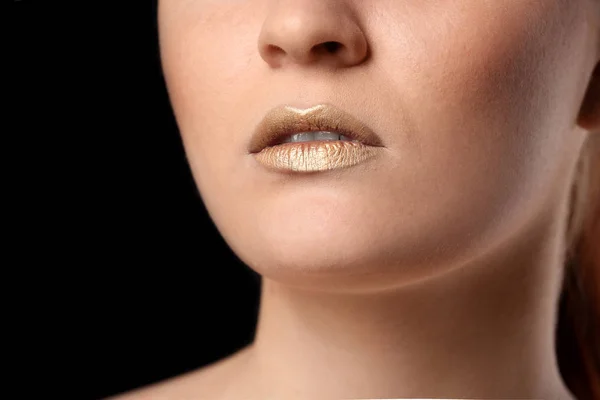 Piękna Kobieta Złote Usta Czarnym Tle Zbliżenie — Zdjęcie stockowe