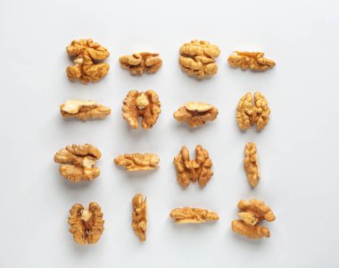 Beyaz zemin üzerine kabuklu ceviz