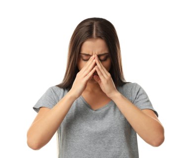 Beyaz arka plan üzerinde baş ağrısı çeken kadın