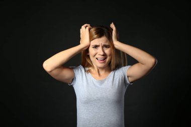 Kadın arka planda panik atak geçiriyor.