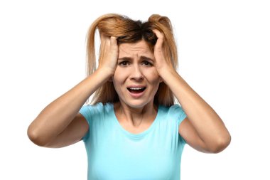 Beyaz arka plan üzerinde panik atak kadın