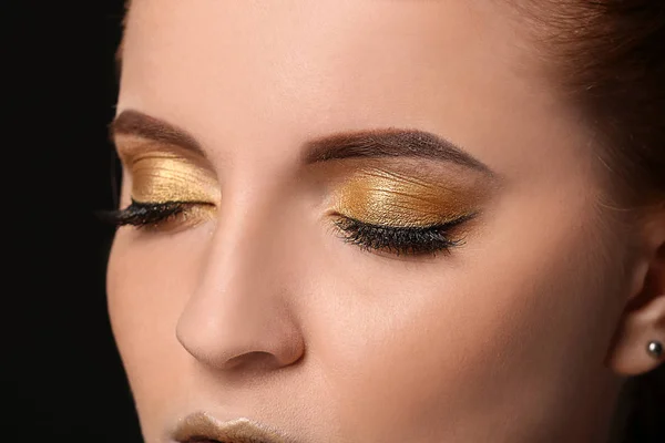 Hermosa Mujer Con Maquillaje Dorado Primer Plano — Foto de Stock