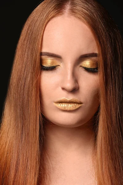 Piękna Kobieta Golden Make Przeciwko Ciemnym Tle — Zdjęcie stockowe