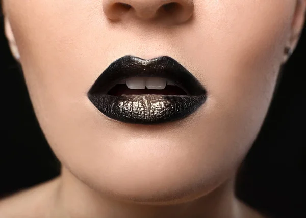 Mujer Joven Con Extravagante Maquillaje Tonos Negros Dorados Primer Plano — Foto de Stock