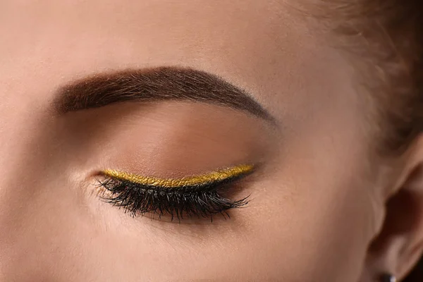 Hermosa Mujer Con Maquillaje Dorado Primer Plano — Foto de Stock