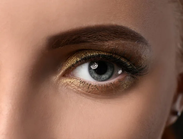 Vacker Kvinna Med Gyllene Make Närbild — Stockfoto