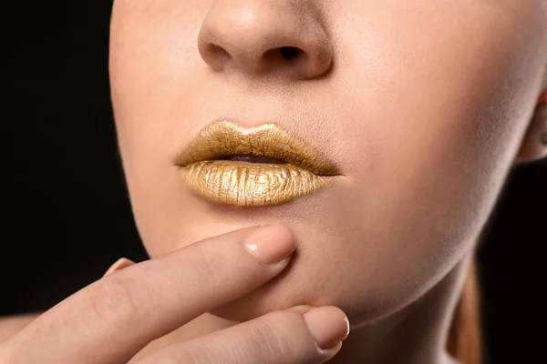 Vacker Kvinna Med Gyllene Läppar Mörk Bakgrund Närbild — Stockfoto