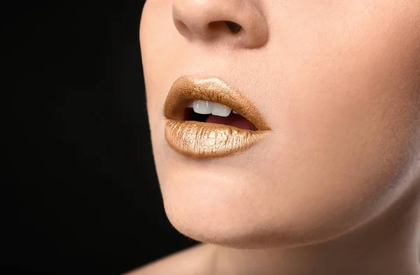 Koyu Arka Plan Closeup Altın Dudakları Ile Güzel Kadın — Stok fotoğraf