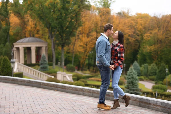 Seven Genç Çift Romantik Tarihte Sonbahar Park — Stok fotoğraf