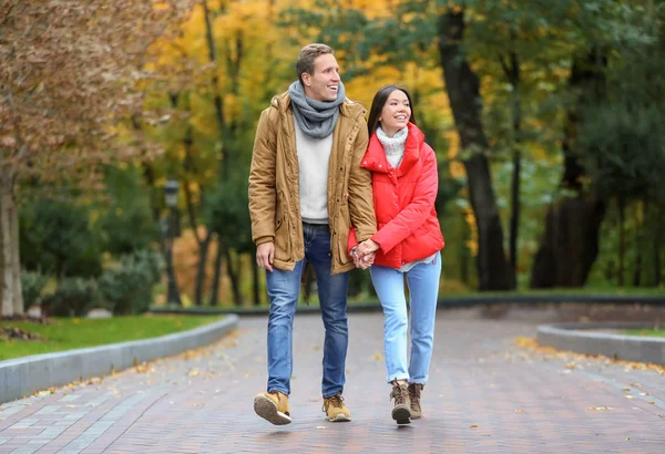 Amar Pareja Joven Una Cita Romántica Parque Otoño —  Fotos de Stock