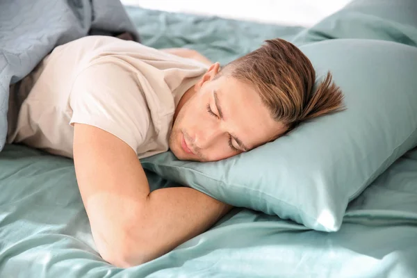 Stilig Man Sover Sängen Hemma — Stockfoto