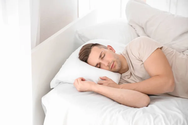 Hombre Guapo Durmiendo Cama Casa — Foto de Stock