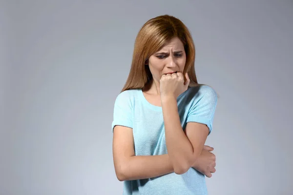 Mujer Teniendo Ataque Pánico Sobre Fondo Gris — Foto de Stock