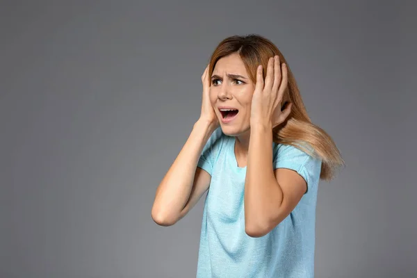 Woman Having Panic Attack Grey Background — Stock Photo, Image