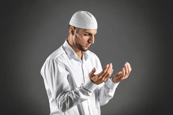 Giovane Uomo Musulmano Che Prega Sfondo Scuro — Foto Stock
