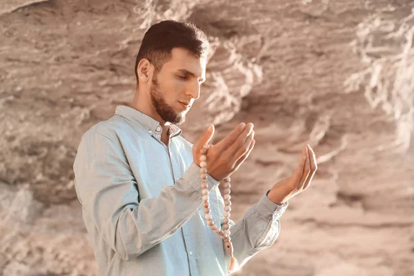 Junger Muslimischer Mann Betet Freien — Stockfoto