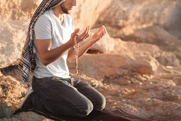 Junger Muslimischer Mann Betet Freien — Stockfoto