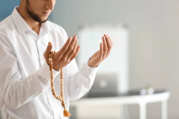 Young Muslim Man Rosary Beads Praying Indoors — Stock Photo, Image