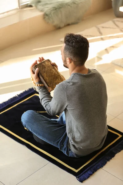 Joven Musulmán Con Corán Rezando Casa — Foto de Stock