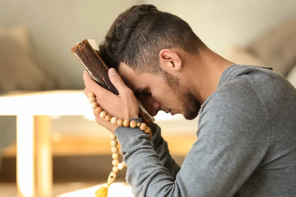 Ung Muslimsk Man Med Koranen Hemma — Stockfoto