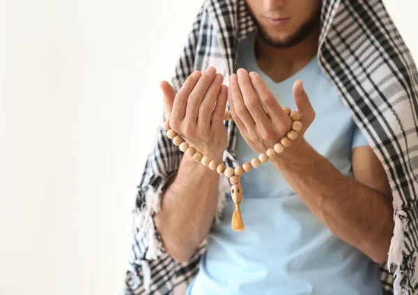 Junger Muslimischer Mann Betet Auf Hellem Hintergrund — Stockfoto